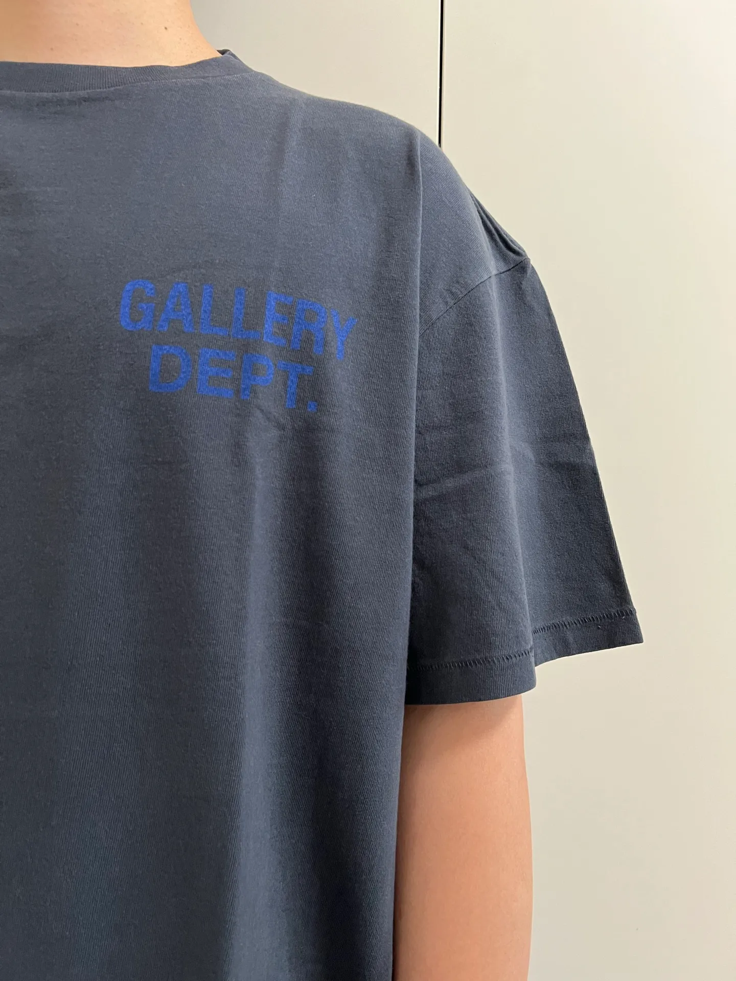 GALLERY DEPT. SOUVENIR TEE/WASHED BLACK Blue English LOGO short-sleeved Hollywood limited English TEE Washed black S-XL Assute garments dyed Re-washed and distressed Cylindrical fabric without side seams Non-open version Original development Complete accessories/matching Details in place